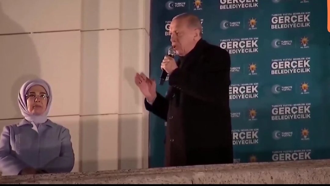 O balkona çıkamayan bakanlar Erdoğan varsa siz varsınız... @RTErdogan @Akparti #Turkey