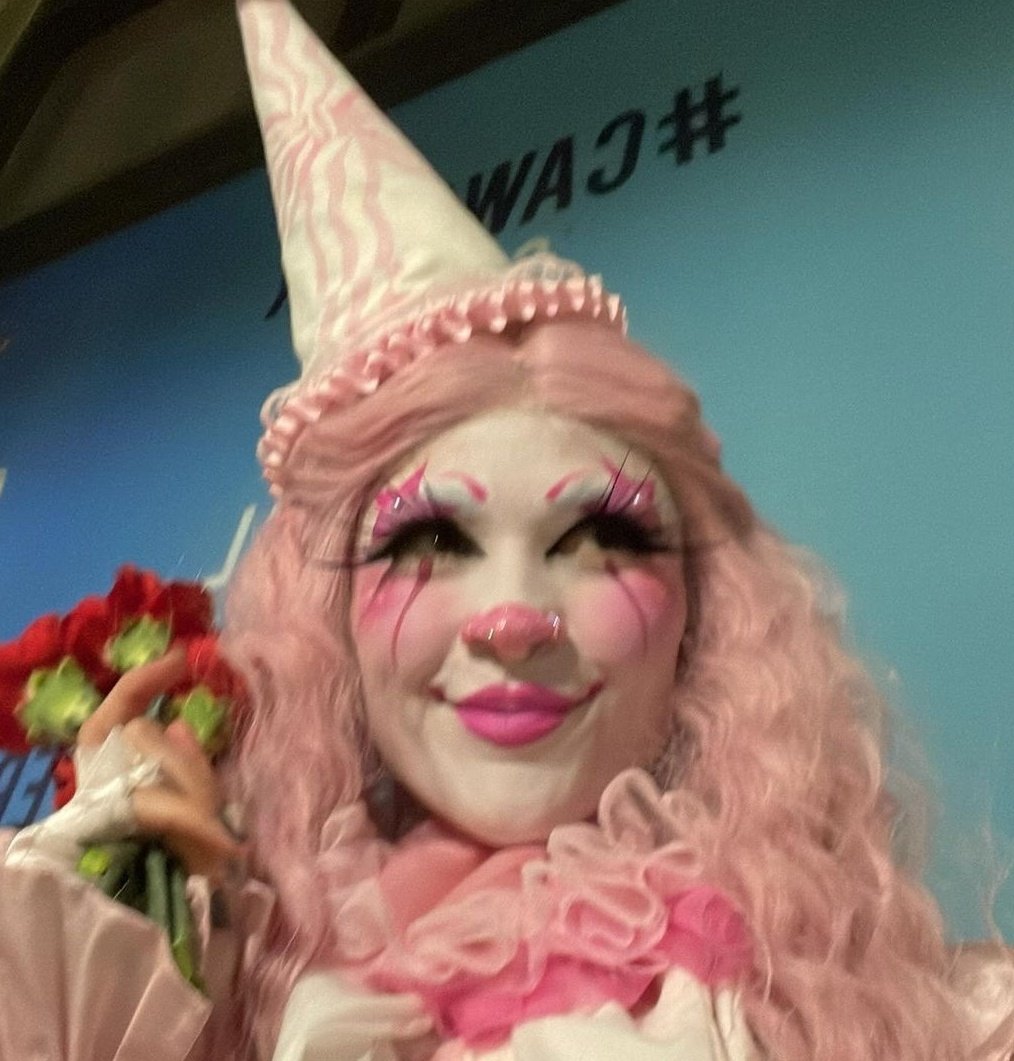 cachapauu's tweet photo. @THENTCIRCUSRP
— Destiny "Dizzy" Flutterby.
— Payaso.
— Veintiséis años.
— queerclownz. https://t.co/4pty5pO51z