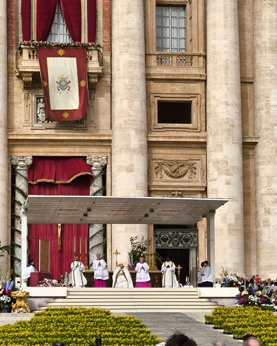 ellisluciano's tweet photo. Mabuti pa ang Roma, may Papa.
Char. https://t.co/ZljMdlMoW2