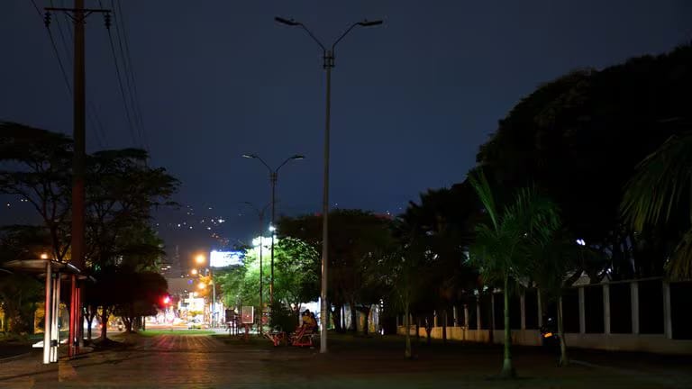 Hoy se acaba el tercero de los seis meses que se le prorrogaron a Cali Iluminada y su grupo económico el manejo del #AlumbradoPúblico, el cual llevan manejando desde 1999.  Son años y años donde las y los caleños llevamos pagándole a un contratista que le INCUMPLIÓ a Cali. Ni