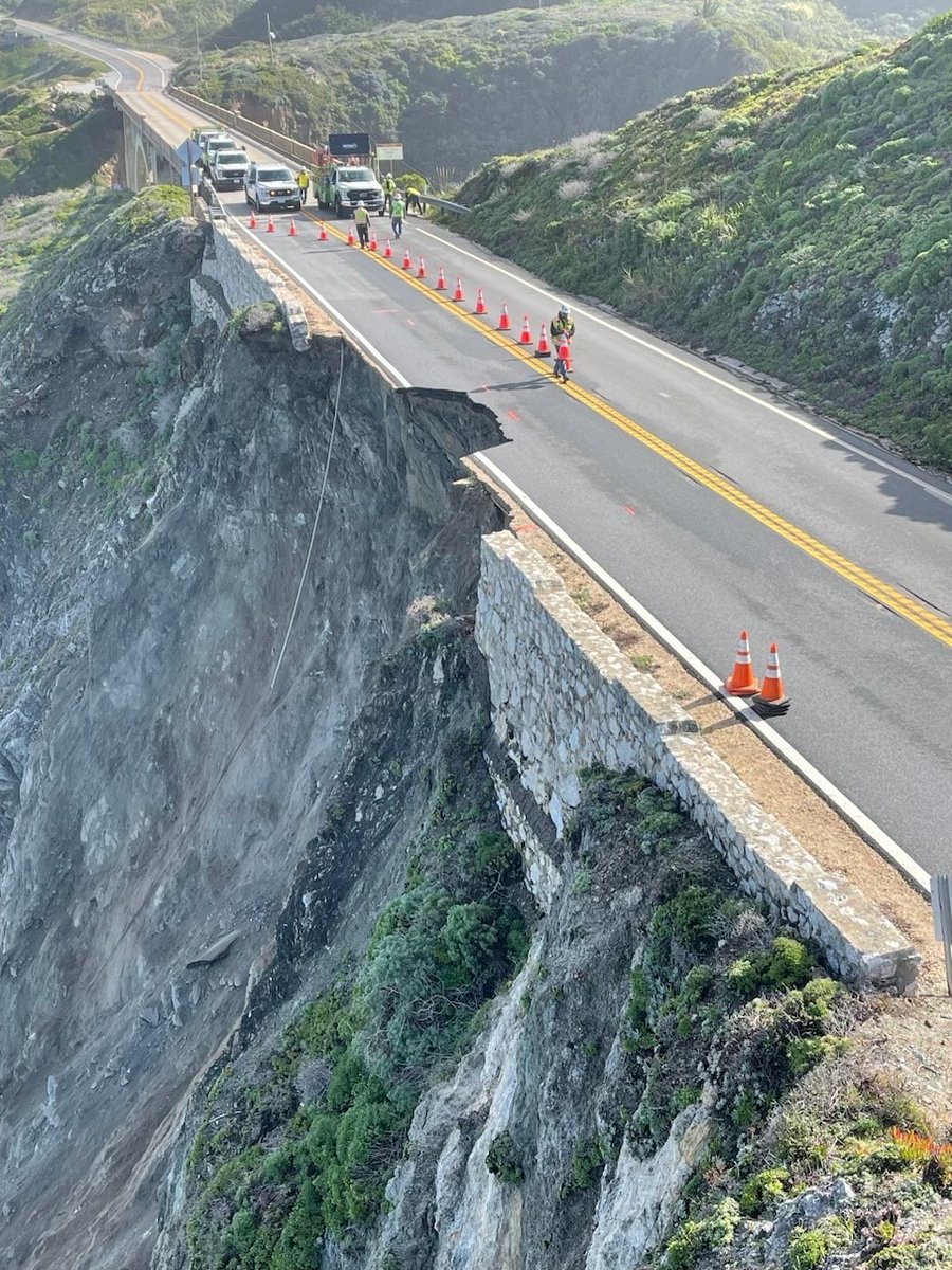 CaltransD5's tweet image. #Hwy1 remains closed on the #BigSur Coast due to a slip out of the road just south of the Rocky Creek Bridge. Convoys will lead essential travelers through closure area daily at 8 am and 4 pm. Engineers on site to observe conditions. Crews working to stabilize edge of roadway.