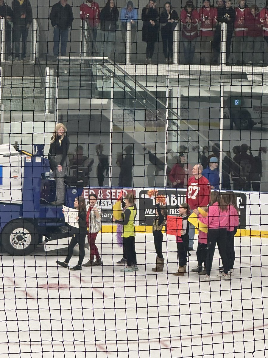 HOLY S*** TAYLOR SWIFT IS HERE AT THE <a href="/leoboivintourny/">Leo Boivin Showcase</a> 😱😱😱😱