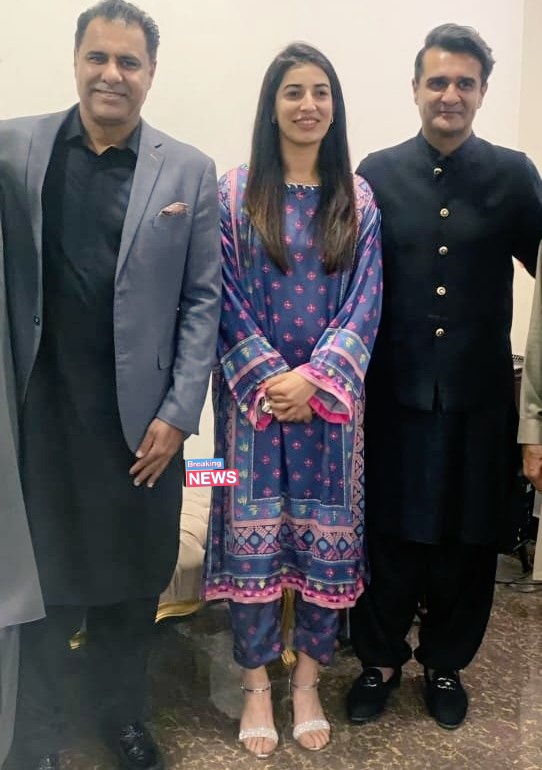 Aliya Riaz got engaged to Ali Younis 
 
Damn She is looking So Beautiful Mashallah ❤️💙😍

Congratulations both of you

#WaqarYounis #AliYounis #AliyaRiaz