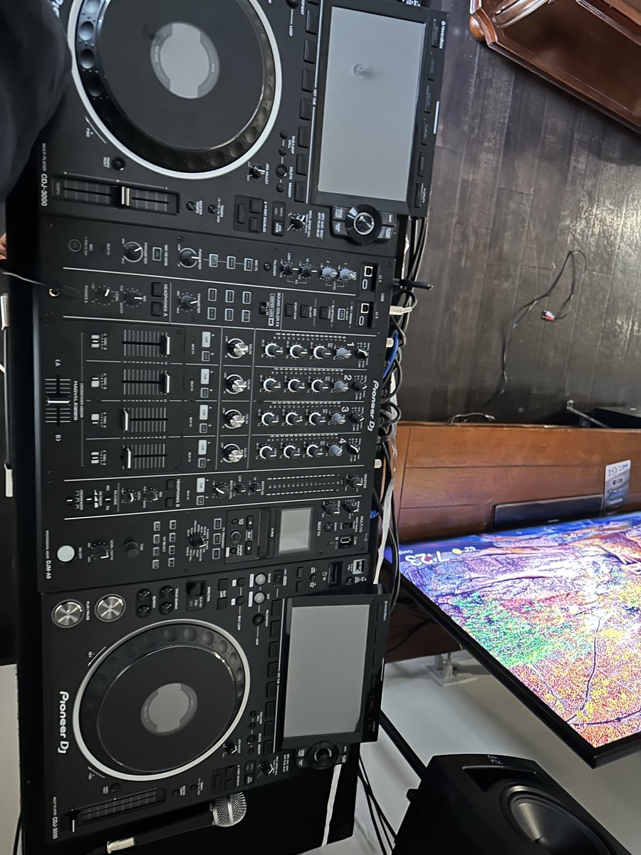 rishimukhop's tweet photo. hey @johnsummit I know you just played @nyjah 's closet but can you also come through and play at my apt in weho one day? I got decks don't worry https://t.co/MI02NewuO9