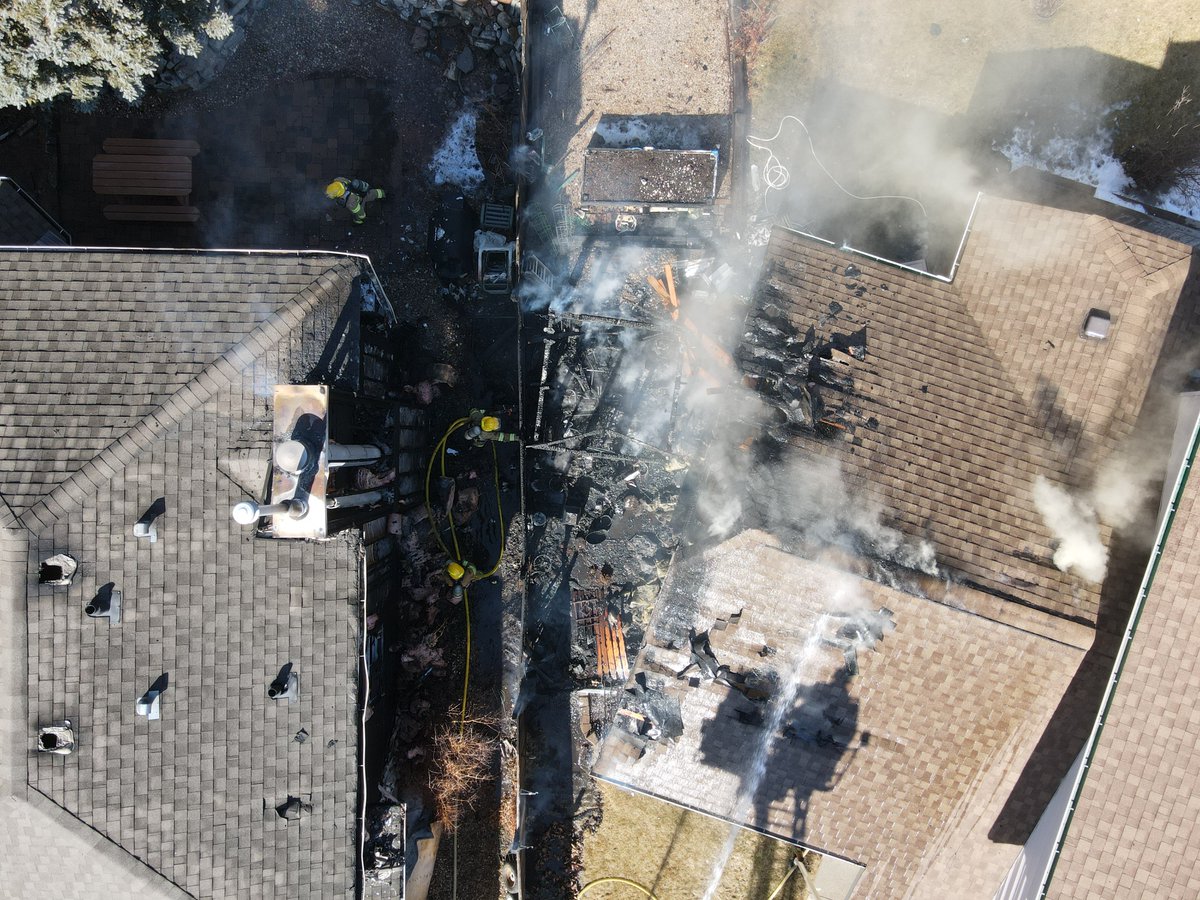 StonyPlainAB's tweet image. A fire investigation is underway following a fire that engulfed two homes in Glenforest Crescent off 57th Avenue in The Glens neighbourhood. Read the full news release here... ow.ly/GwuW50R5wHc #StonyPlain #StonyPlainFire