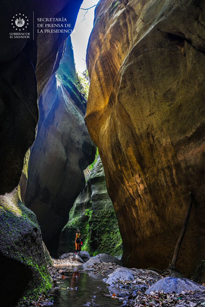 #DinamizaciónTurística | El Salvador tiene rincones mágicos para que turistas nacionales y extranjeros los visiten. Este día, te presentamos El Callejón del Diablo, en Tapalhuaca, La Paz. #SecretaríaDePrensa