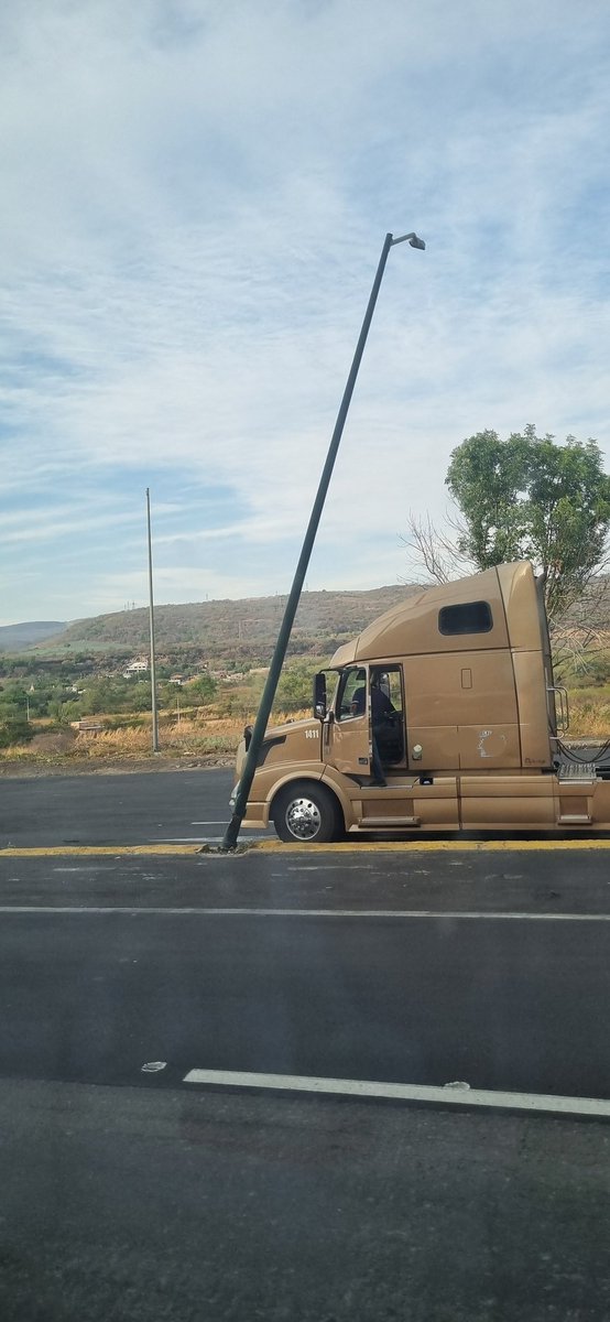 AGUAYOCesar's tweet photo. @GdlTepic Hay un poste a punto de caer como a 300 metros después de la caseta de cobro de plan de barrancas, en el sentido Guadalajara-Compostela https://t.co/6ynTEk83Ux