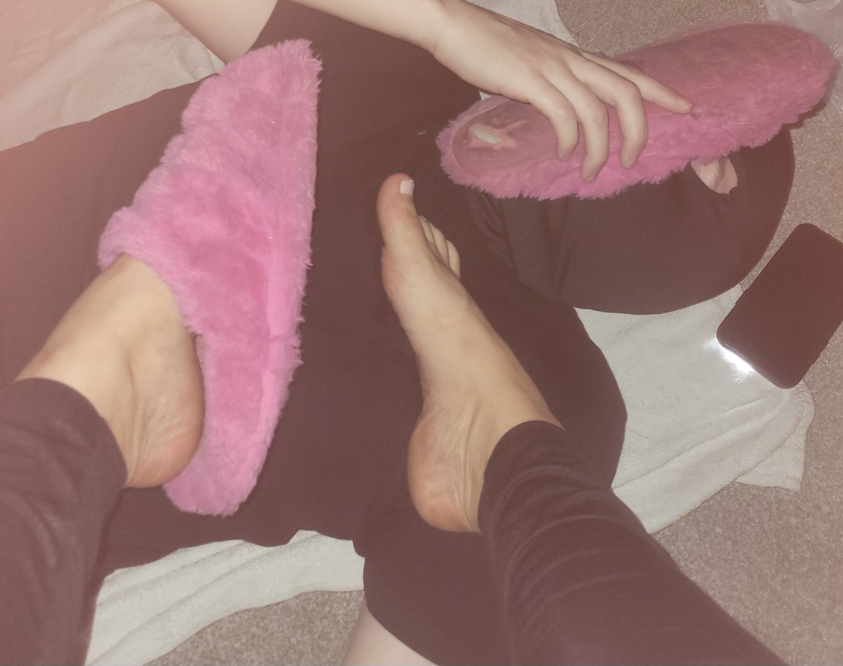 MistressBrookeX's tweet photo. Foot sniffing session with @FootSlave196 
Well worn flats🥿(falling apart), worn &amp; dirty trainers👟 and an old pair of slippers!👣 Which do you prefer🤔 
Feet • foot fetish • foot worship • foot slave #manchester https://t.co/StUGXq2OSR