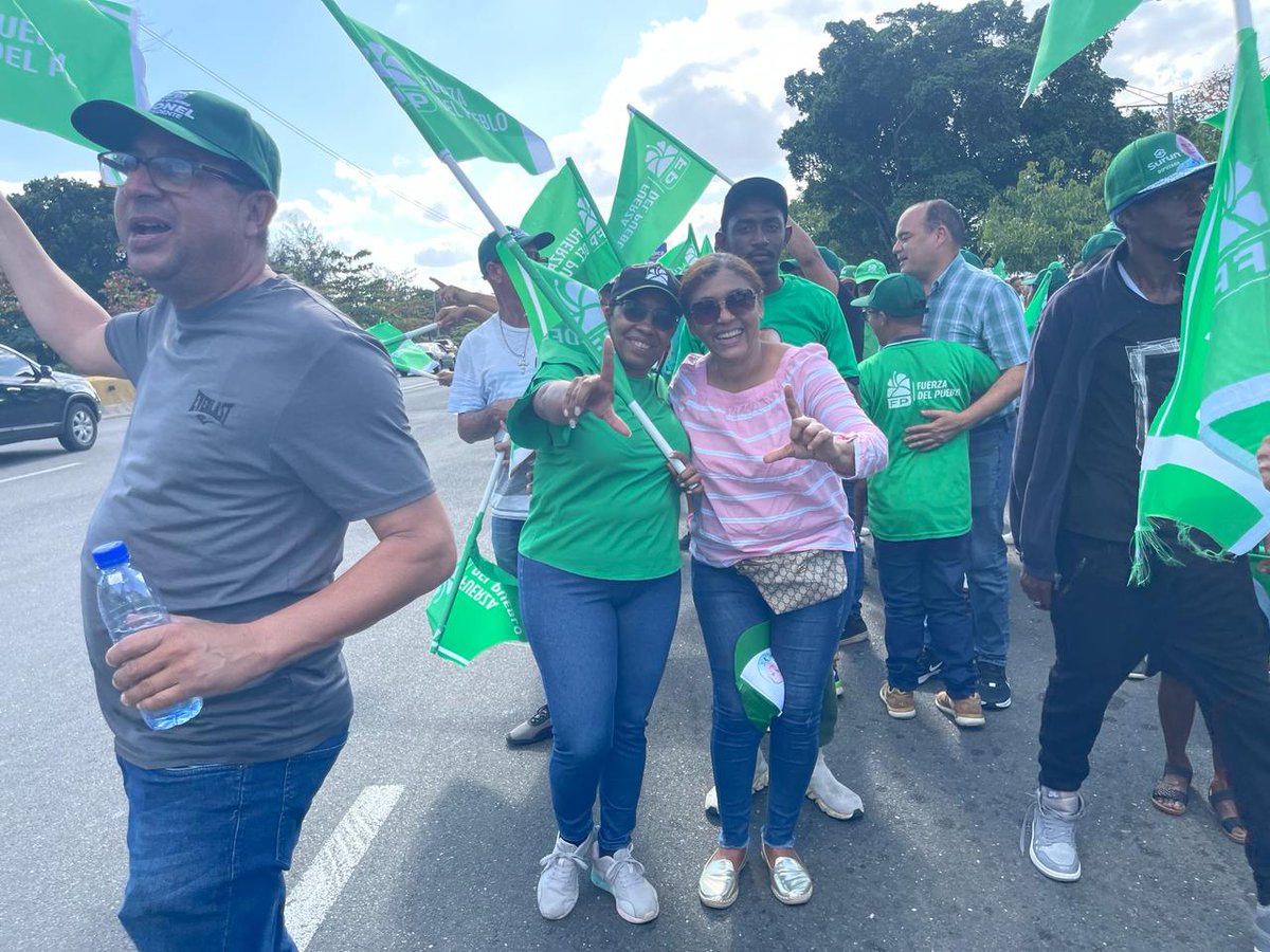 wallynet3's tweet photo. La Diputada Alexandra Peña estuvo recibiendo a los vacacionistas que retornaban desde la Región Este durante el Toque de Banderas FP junto a la dirigencia de la Circ 1 & 2 SDE. #ToqueDeBanderaFP @FPcomunica @AlexandrapenaRD
#AlexandraContigoSiempre #Vota4EnLaFP #FuerzaDelPueblo https://t.co/QRwQwzg9lR