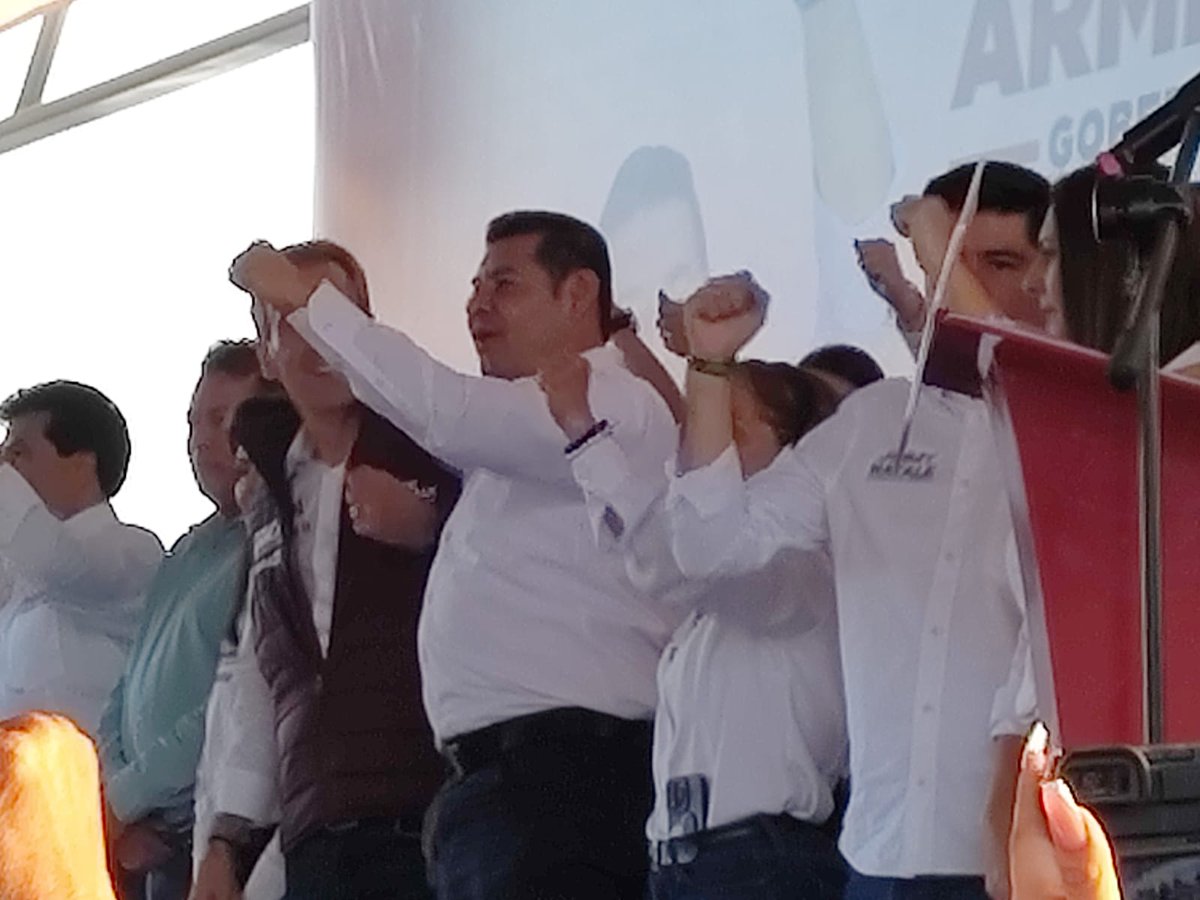 "No hay seguridad en el municipio de Puebla, porque más del 60% de presupuesto se va en sueldos de altos funcionarios... No olvidar quien es el candidato que endeudó a la capital y privatizó el agua, no invirtió en tuberías porque no se veía" <a href="/armentapuebla_/">Alejandro Armenta</a> desde Agua Santa