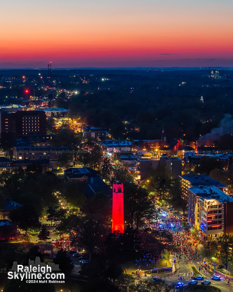 Sunset in west Raleigh tonight. NC State - Final Four bound! 🐺 prints.metroscenes.com/raleigh-skylin…
