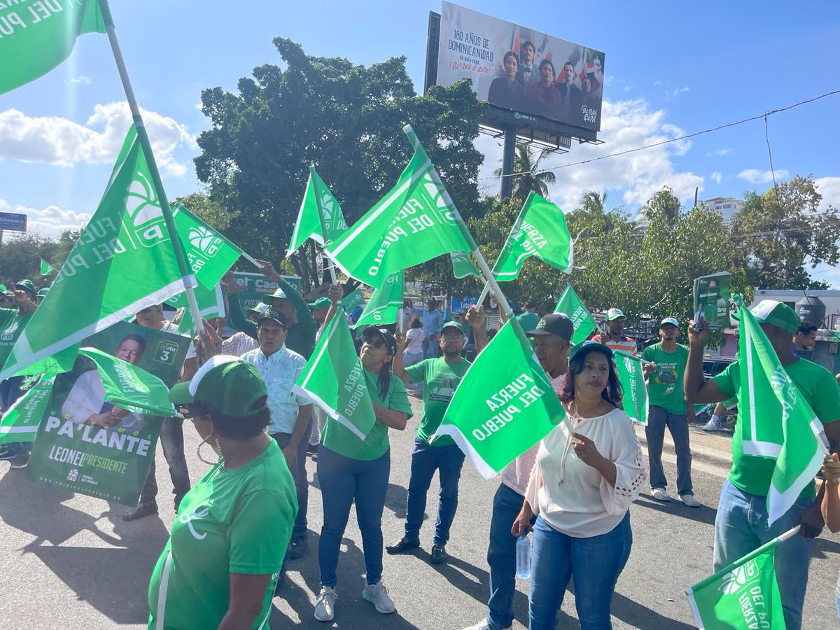 AlbertSantos829's tweet photo. La Diputada Alexandra Peña estuvo recibiendo a los vacacionistas que retornaban desde la Región Este durante el Toque de Banderas junto a la dirigencia de la Circ 1 & 2 SDE. #ToqueDeBanderaFP @FPcomunica @AlexandrapenaRD
#AlexandraContigoSiempre #Vota4EnLaFP #FuerzaDelPueblo https://t.co/gHqlxl7McL