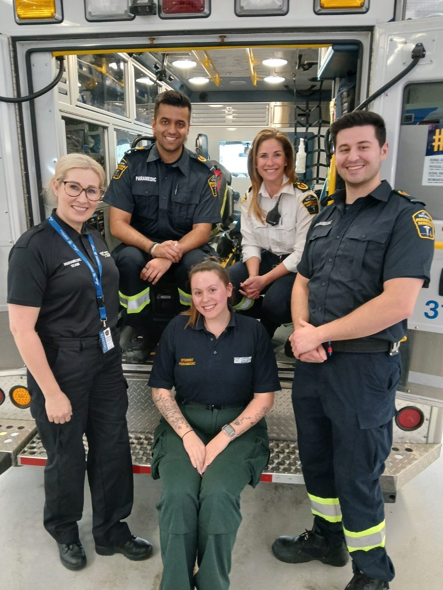All smiles for LJMU paramedic students who embarked on an exciting opportunity with <a href="/YorkParamedics/">York Paramedics</a>. 
A golden opportunity to learn from the best in the field. #ParamedicEducation #GlobalExperience #ParamedicStudentSymposium

🇬🇧 🚑 🇨🇦