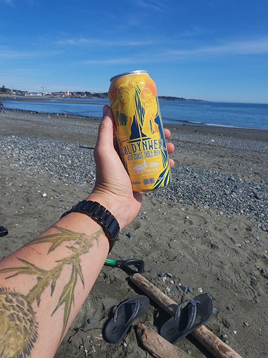 Sun's out ✔️
Toes in the sand ✔️
Dad beach beer ✔️
#craftbeer #drinklocal #yyj #bcaletrail