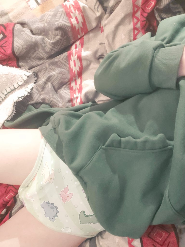 _milkycha_'s tweet photo. Felt really cute here, and had to snap some pics before going outside to meet my friends..

#abdl #diaper #diaperboy #cute #ABU #ODU #onsiesdownunder #onesie #dino #Little https://t.co/xr81hWyrvX