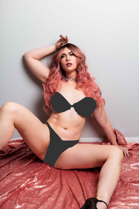 I drew a bikini on me. The uncensored version goes on my OF tomorrow. https://t.co/CpqHtMLl2w