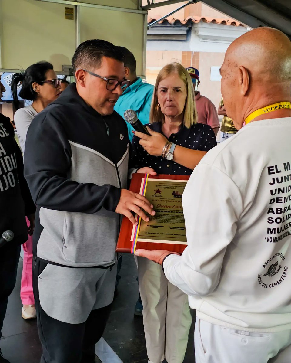 En este Domingo de Resurrección participamos en la Quema de Judas de El Cementerio, tradición que hoy cumple 83 años. El pueblo se ha concentrado en la calle Los Cármenes, parroquia Santa Rosalía, repudiando los antivalores.

#VenezuelaPotenciaDePaz

@NicolasMaduro