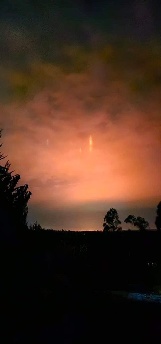EarthquakeChil1's tweet photo. Otra vez 😱 Ahora "Pilares de luz" son captados en la #Araucania Chile. https://t.co/BXl3ejVAyo