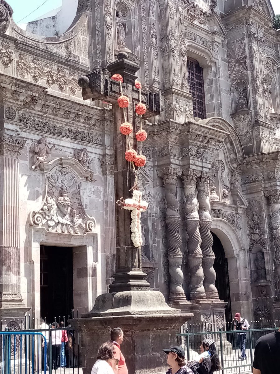 Explora la ciudad, mira  #Quito en #semanasanta unas hermosas decoraciones con flores en iglesias, calles y parques . Caminar por la ciudad abre tu creatividad. ¡Explora lugares nuevos! ¡Te animas! Somos #educaresec Potencia tu talento.#creatividad #exploraciudad