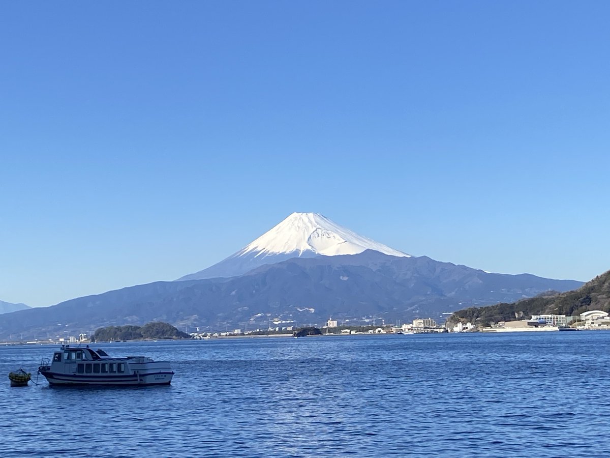 Riverbooks_NMZ's tweet photo. 【重大発表】
2024.4.1
昨日、会社を辞めました。
今日から1人でがんばってまいります。

皆さまの温かいご支援（とご来店）を何卒よろしくお願いいたします。

本日も16:00〜22:30にお待ちしてます‼︎🙇‍♂️🙇‍♂️

リバーブックス・江本拝
#エイプリルフール
#嘘じゃなくてほんとの話
#今日から個人事業主 https://t.co/IUZjXLiot0