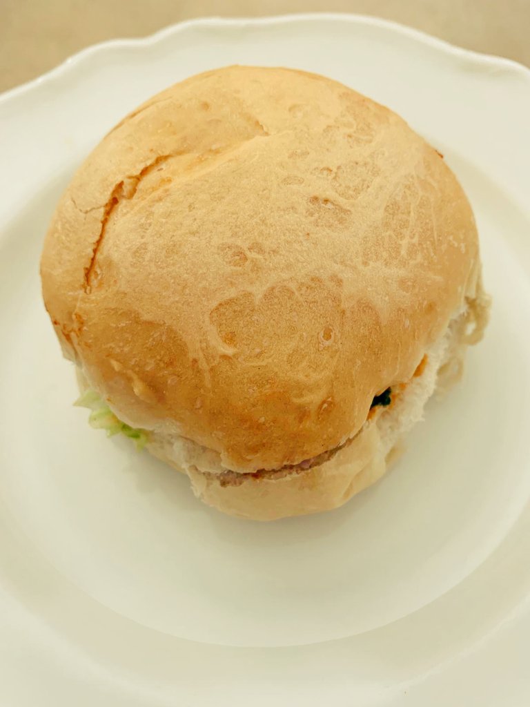 VickiTreadell's tweet image. #EastMeetsWest
My take on a #BánhMi...
A #Barm Mi!
Asian slaw... shredded cos lettuce, red onion, #coriander &amp;amp; #mint with a #sriracha mayonnaise.
Shredded roast duck #leftovers. 
#HoiSin sauce.
"Barm Cake" - a soft, round, bread roll traditionally from the North West of England😋