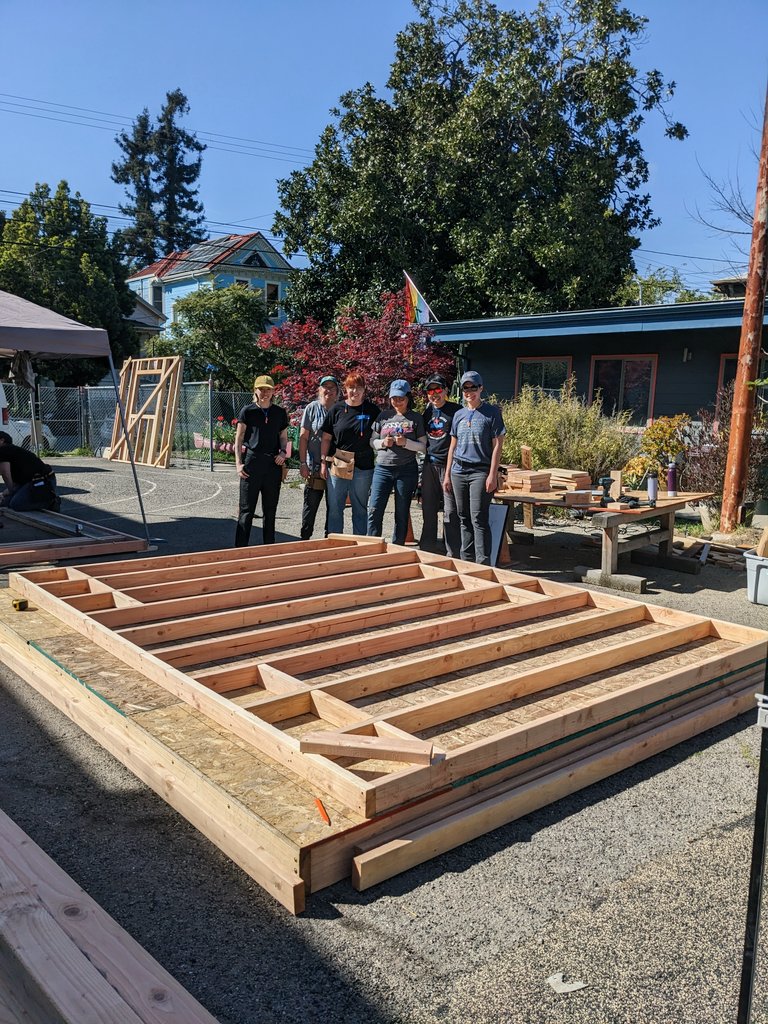 Yesterday I started an awesome workshop to learn how to frame a tiny house. It's taught by really cool women and over 4 weekends we're gonna build a real house that someone commissioned! 48h ago, I didn't even know what an impact driver was and today we finished 2 walls! 🎉😃
