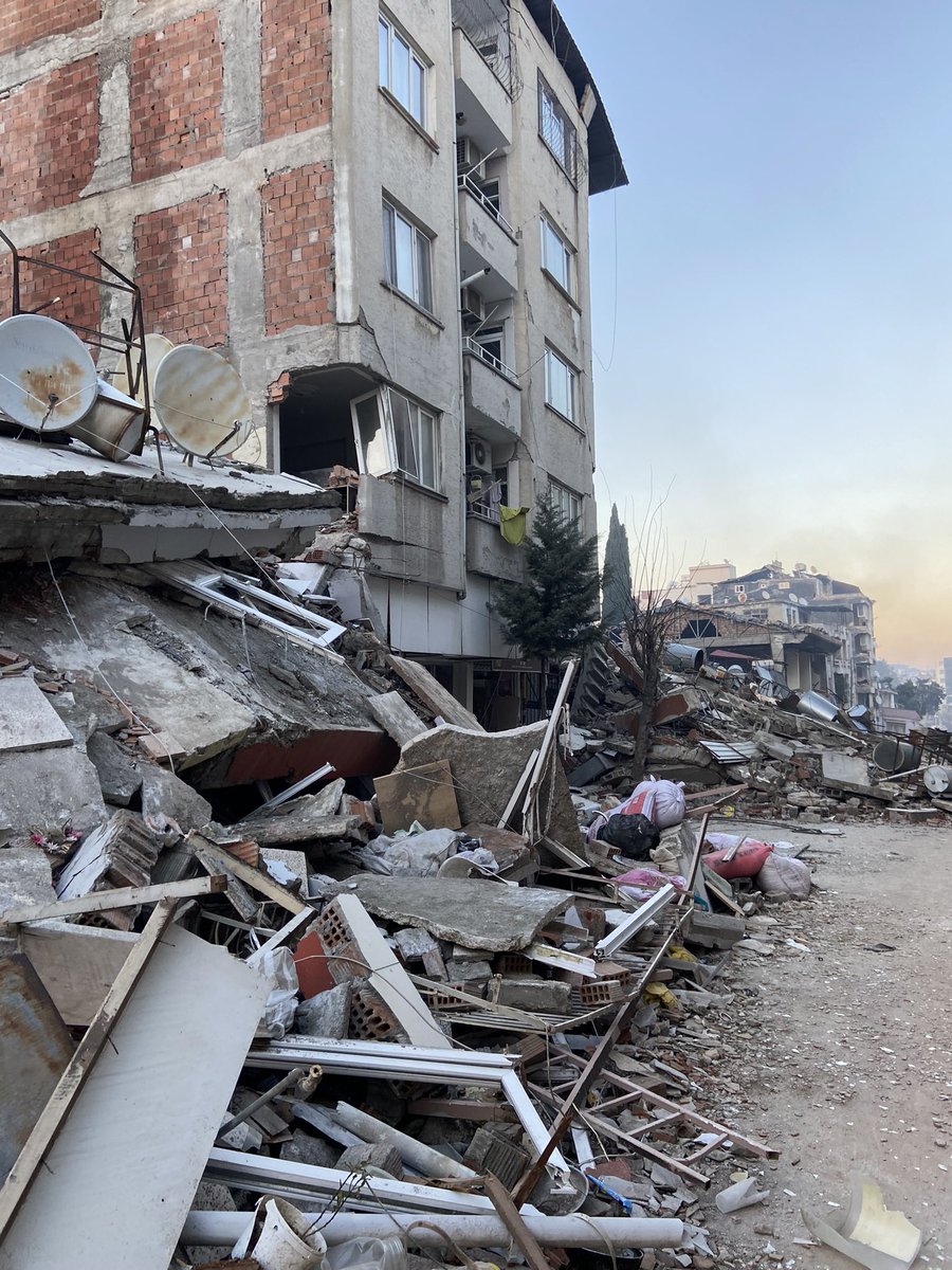 Bir şehir düşünün akp kazandığı için kırgın ama chp (lütfü savaş) kaybettiği için içi rahat..öyle bir çaresizlik #hatay