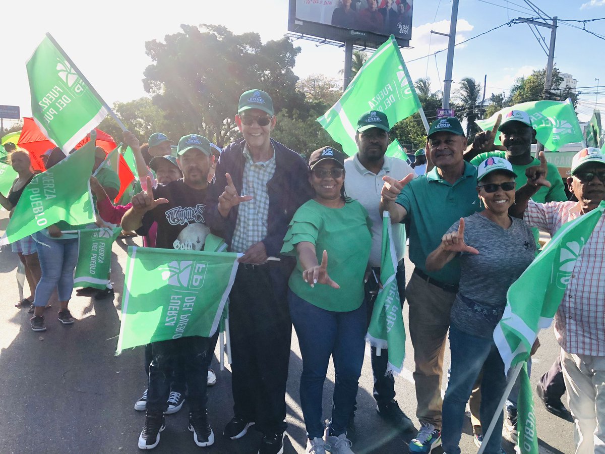 wallynet3's tweet photo. @yanesiEspinal Ahí estuvo la proxíma Diputada Alexandra Peña, saludando a los Vacacionistas que regresaban de la Región Este @AlexandrapenaRD #ToqueDeBanderaFP https://t.co/cmbPGc9ynF