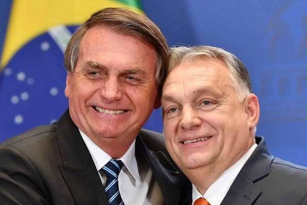 O Fantástico está falando da relação do Bolsonaro com o Viktor Orbán, autocrata que comanda a Hungria. No país dele, o líder conseguiu dominar as forças armadas, o legislativo, o judiciário e a imprensa. O sujeito está há 15 anos no poder. Quem o questiona, não tem um fim muito…