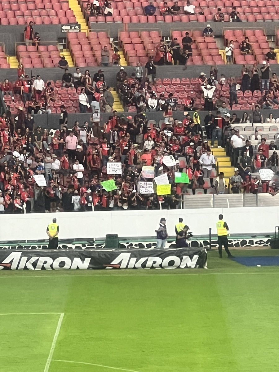 Putos muertos de hambre pidiendo playeras. Mejor pidan que pongan huevos