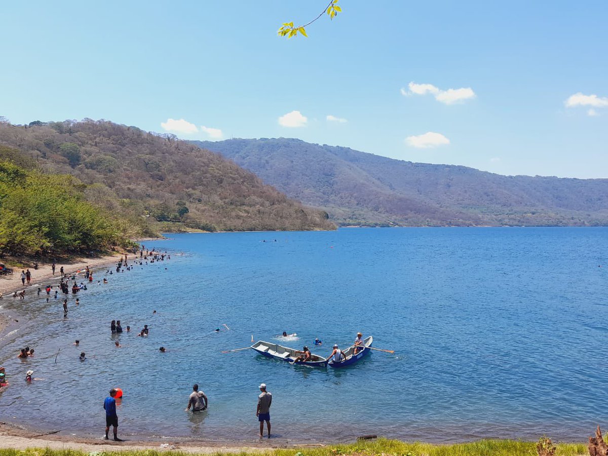 El Movimiento Deportivo Alexis Argüello, junto al Gobierno Local del Municipio de Diriá, organiza emocionantes competencias de kayak y remo 🚣‍♂️ para jóvenes en la Laguna de Apoyo. Esta