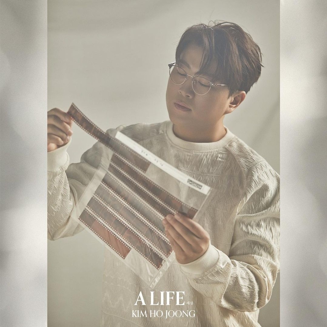 스윗가이 멋진 남자 김호중 
‘세상(A LIFE)’ 컨셉포토 공개
#김호중_정규2집_세상_ALIFE
#김호중_완성도높은6곡_TrackList공개​
#김호중_세상_ALIFE_완성도높은6곡​
#4월4일_음원_공개 #6PM
#Comingsoon #김호중공식채널 
#김호중 #KIMHOJOONG 
#TVAROTTI