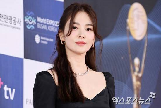 #SongHyeKyo reportedly to lead Noh Hee-kyung's new drama, it will depicts the story of people who works in the broadcasting industry.

It will be the first time Song reunite with the scriptwriter in 11 years since <#ThatWinterTheWindBlows>.