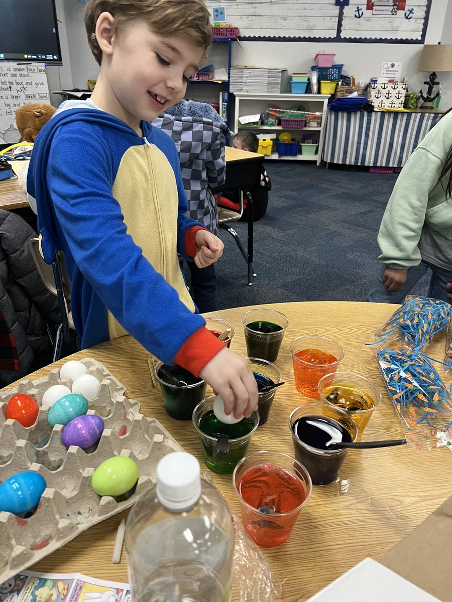 WeirClass's tweet image. The class loved dying eggs last week! 🐣🌸🌷🐰