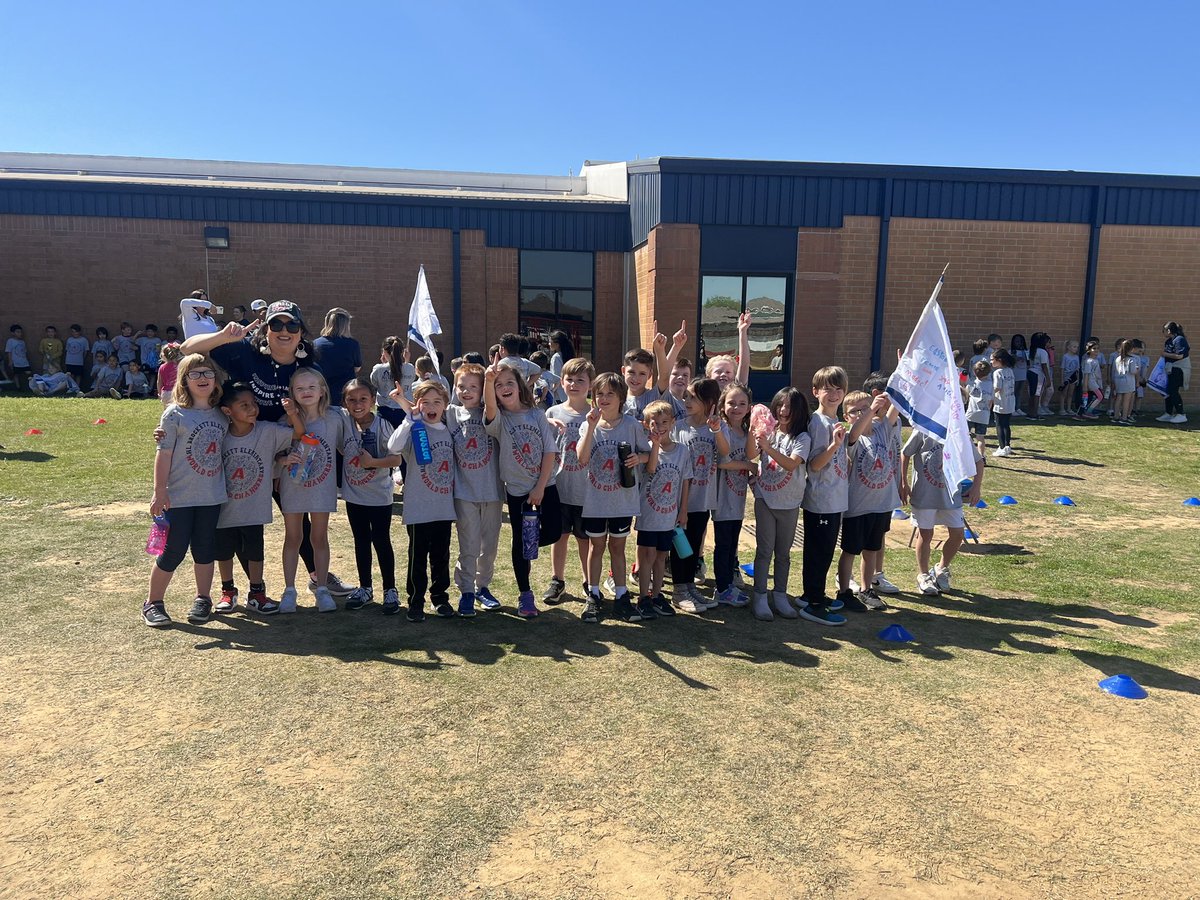 WeirClass's tweet image. Brockett Fun Run was a great way to encourage the students to work hard! 🏃🏽‍♀️🏃🏃🏼‍♂️