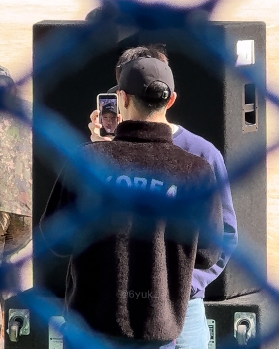 240401 조승연 우즈

코에 밴드 붙이고 핸드폰으로 확인하는데 저 화면에 비친 얼굴이 너무 웃김 하ㅜㅜ