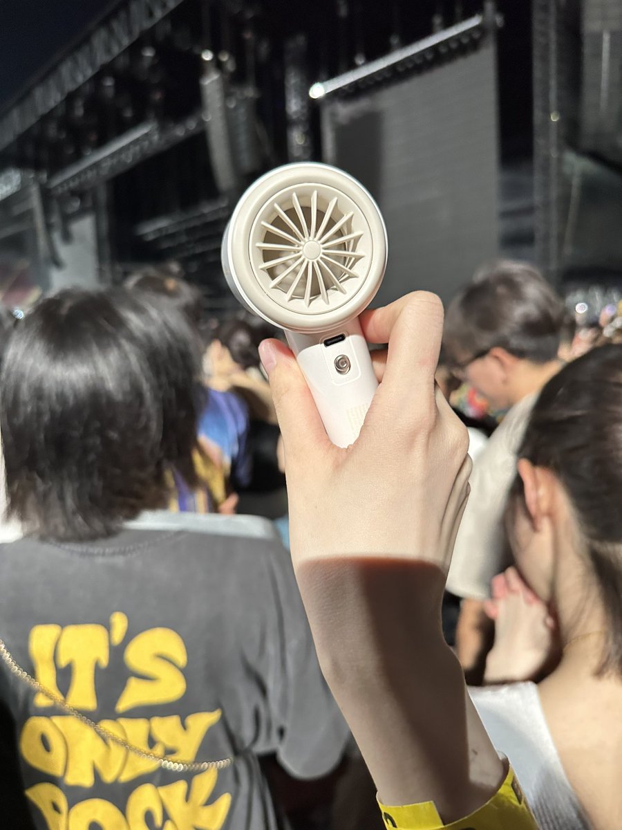 ลงหลุมราชมังมา รอดได้เพราะนัง ปรับเบอร์แรงสุดเย็นเหมือนพกพัดลมตัวใหญ่มาจ่อหน้า มันดีจริง แบตทนถึก เป่าลมแรง เปิดตั้งแต่คอนยังไม่เริ่มจนคอนจบแบตก็ยังอยู่ เครื่องไม่ร้อนด้วย คุ้มค่า