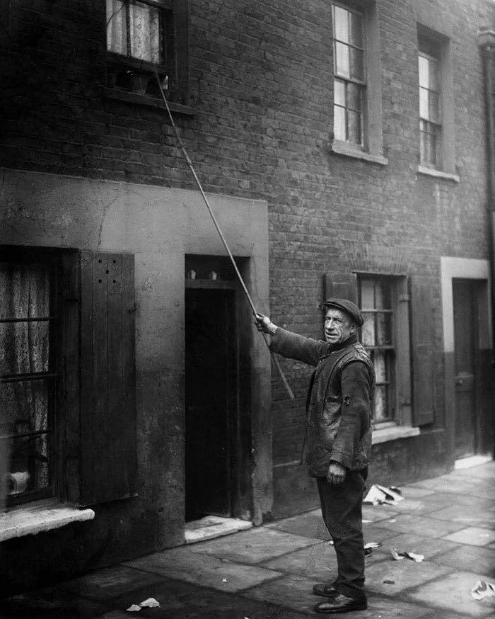 RelatocuriosoK's tweet photo. Un despertador en Londres (1929). Antes de las alarmas, despertar a las personas para que fueran a trabajar era un trabajo remunerado. Los “despertadores” golpeaban las puertas y ventanas con un palo. https://t.co/Pu9SDJAbgc