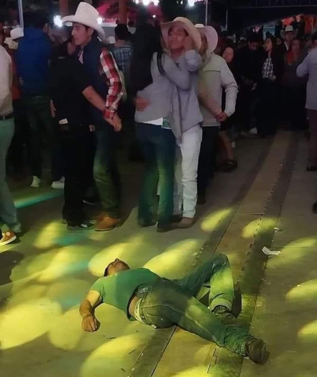 corridosybandas's tweet photo. Mi jefa: de seguro bailaste mucho…
Yo en el baile: https://t.co/5e9hCOZYYw