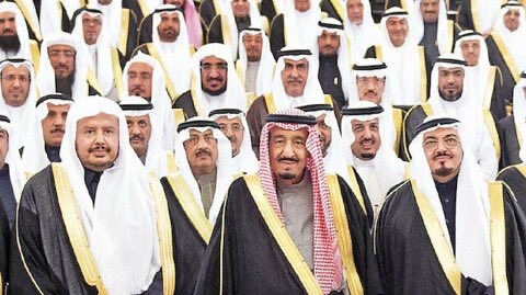 hakimjustice_'s tweet photo. موقع روسي: ثورة قريبة داخل الأسرة الحاكمة في المملكة
رجح موقع إخباري روسي، حدوث ثورة قريبة داخل الأسرة الحاكمة في المملكة، إزاء تصاعد جرائم وانتهاكات ولى العهد محمد بن سلمان ضد أفراد الأسرة وثرواتهم ومؤسسات الدولة.
وقال موقع “نيوز ري” الروسي إن هناك تشكيلات سياسية تتكون داخل الأسرة الحاكمة نتيجة سياسات ولى العهد بين أبناء عمومته، بعد أن فشلت الحملات التي شنها لتطهير المعارضين في المملكة لتحييدهم عن معارضة نظام حكمه.
وأكد “نيوز ري” أن حملات التطهير التي استهدفت المعارضين السعوديين داخل المملكة وخارجها لم تؤد إلى تحييد مشاعر رفض نظام الحكم الحالي في صفوف عائلة آل سعود، وهو أمر من المرجح أن محمد بن سلمان نفسه يشعر به.
وربط الموقع اندلاع شرارة ثورة داخل العائلة بنتائج الانتخابات الأمريكية في نوفمبر المقبل، سيما أن الرئيس دونالد ترامب هو “محام دفاع عن جرائم بن سلمان”.
وأضاف أن مواقع مقربة من مصادر سعودية تحدثت عن مشاعر العداء التي تشبه أجواء الحرب، يكنها أفراد من عائلة آل سعود لولي العهد محمد بن سلمان؛ إذ إن أبناء عمومته لا يزالون يرفضون الاعتراف بشرعيته كولي للعهد.
ورأي أن الانقلاب الناعم في 2017 على ابن العم ولي العهد السابق محمد بن نايف يعود وراء تقوية هذه الحملة المعارضة داخل العائلة الحاكم ضد ابن الملك سلمان.
وتطرق إلى حملة الاعتقالات داخل العائلة المالكة وأبرزهم ولى العهد السابق محمد بن نايف مع مجموعة من كبار الشخصيات على غرار الأمير أحمد شقيق الملك سلمان، الذي عاد مؤخرا من منفاه.
ونقل الموقع عن موقع “ميدل إيست آي” البريطاني، أن هذه الاعتقالات على علاقة بمخططات نقل الحكم، التي كان مزمعا تنفيذها هذا العام بين الملك المسن وولي عهده الشاب.
ويرى مراقبون للشأن السعودي أن قوى المعارضة داخل فروع عائلة آل سعود لا تزال موجودة، ولكن المعلومات بشأنها تبقى مجرد تخمينات. وفي الوقت الحالي فقط حملة الضغط ضد ولي العهد محمد بن سلمان في خارج السعودية، هي التي تشهد نجاحا.
ويقود الحملة في الخارج، ضابط الاستخبارات السعودي السابق سعد الجبري، وهو معروف بأنه كان المسؤول عن ملف مكافحة الإرهاب.
ورفع الجبري هذا الشهر دعوى قضائية ضد ولى العهد أمام محكمة أمريكية، يتهمه فيها بمحاول اغتيال في كندا والولايات المتحدة واستدراجه إلى تركيا أيضا.
وبحسب الموقع الروسي، فإن محمد بن سلمان يتفهم حقيقة أن هنالك حركة معارضة قوية لسياساته وبوادر ثورة ضده، على الأقل في خارج المملكة. ولهذا؛ فإن بعض وسائل الإعلام أشارت مؤخرا إلى أنه ألغى لقاء تاريخيا مع رئيس الوزراء بنيامين نتنياهو في واشنطن، كان مبرمجا خلال الأسبوع الماضي.
وتساءل الموقع حول ما إذا كانت حملة المعارضة القوية لسياسات محمد بن سلمان يمكن أن تسفر عن نتائج، مرجحا أن هذا الأمر سيرتبط بشكل كبير بنتائج الانتخابات الأمريكية المقبلة، إذ إن الأمور قد تتغير كثيرا في حال خسارة ترامب الذي يوصف بأنه محامي محمد بن سلمان، وخروجه من حلبة السياسة الأمريكية.