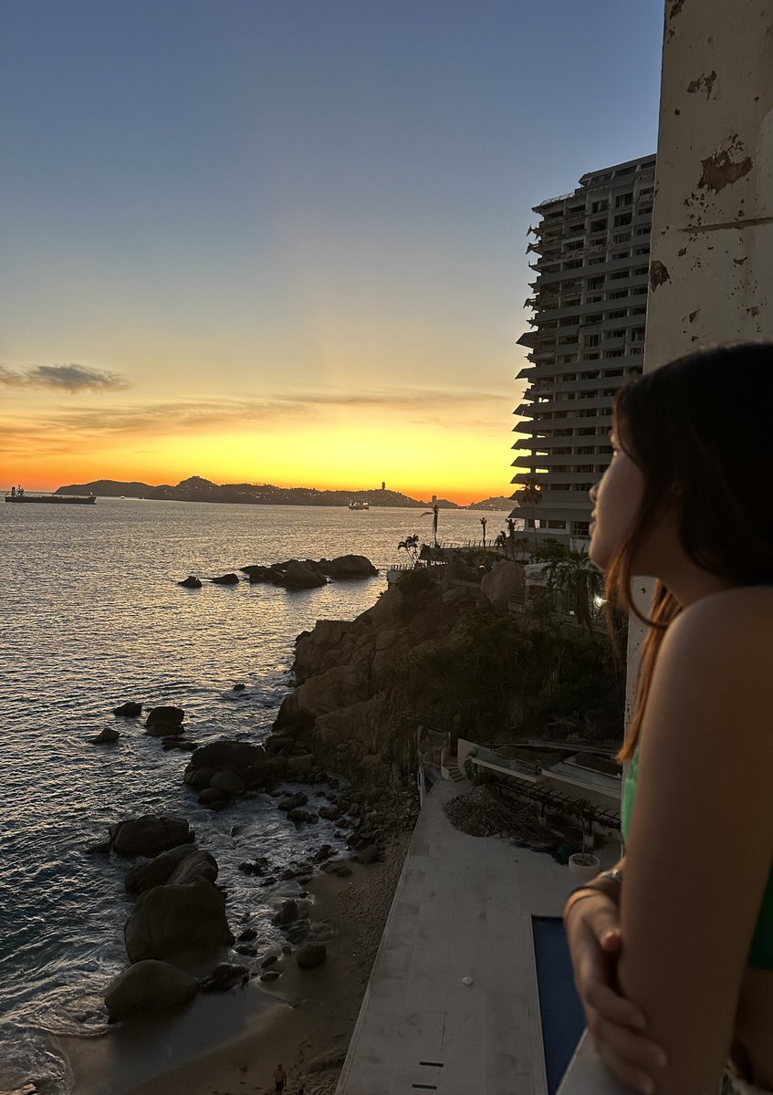 Vaallbr's tweet photo. la vida se siente como una canción de luismi y un atardecer https://t.co/lh0wzEUCIs
