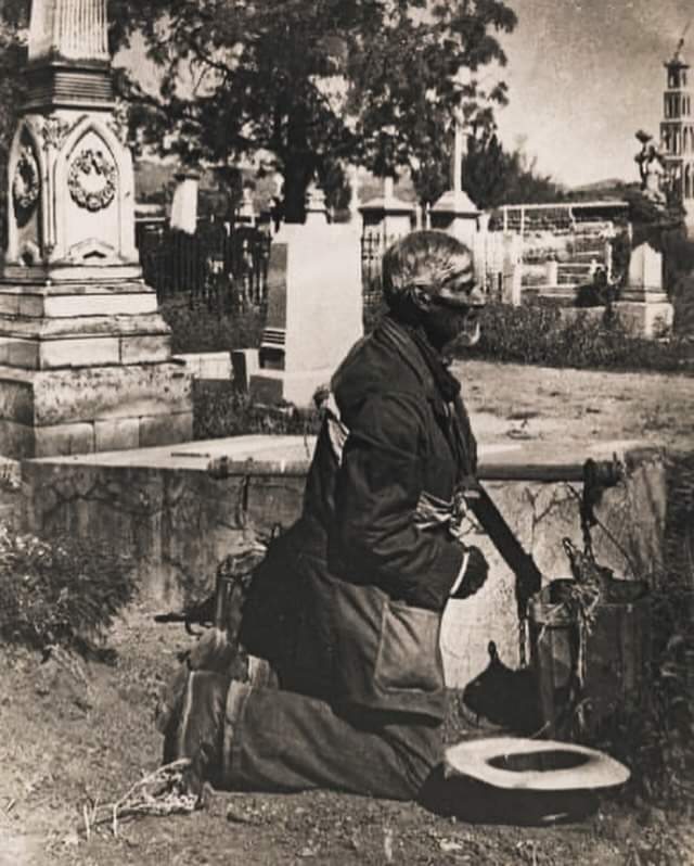 Adulto mayor hincado ante la tumba del General Francisco Villa.
1950.
Parral, Chihuahua.

#MéxicoTierraSagrada