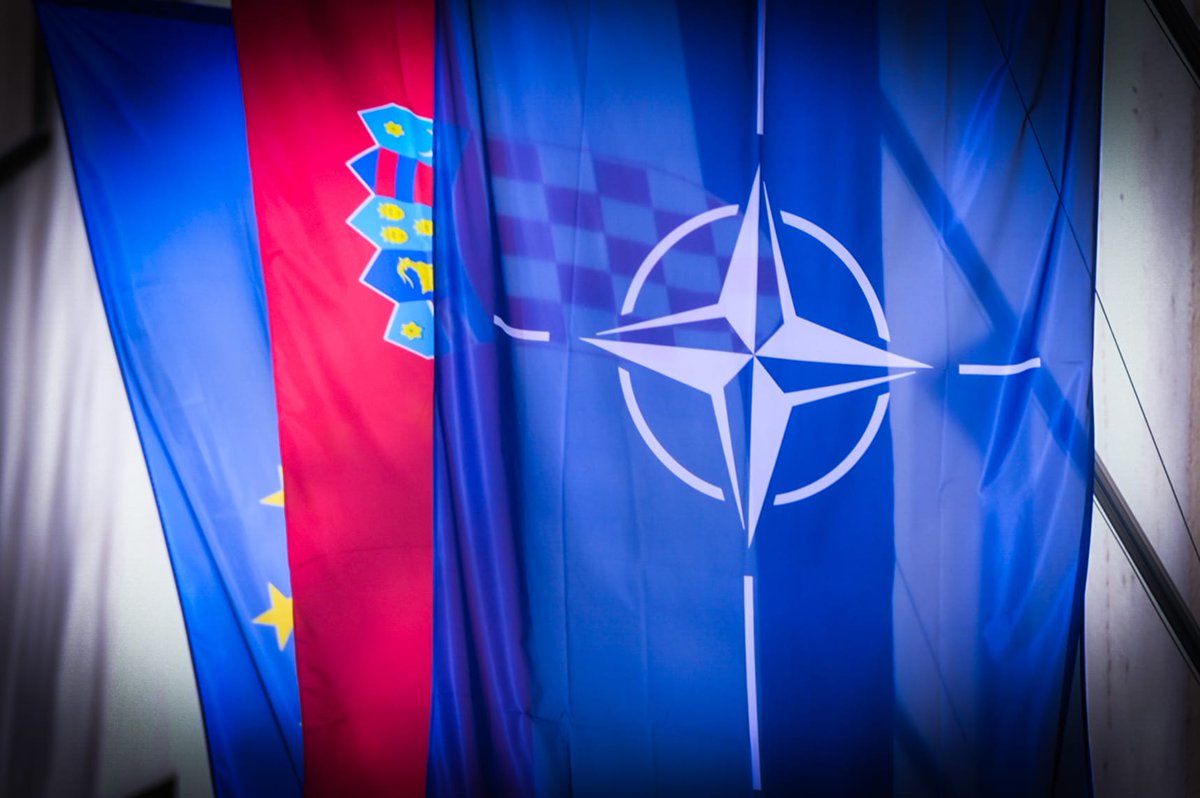 Republika Hrvatska obilježava 15 godina od ulaska u @NATO. Pobjednička #HV, čije su temelje odredili 🇭🇷 branitelji, autentični je simbol snage, volje i jedinstva 🇭🇷 naroda u očuvanju slobode i samostalnosti, poručuje ministar obrane @ivananusic12. #WeAreNATO #StrongerTogether