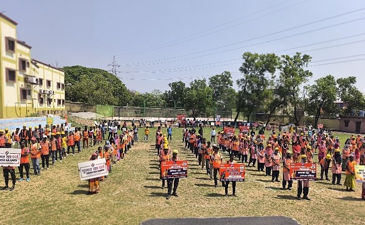 DCEastSinghbhum's tweet photo. #25May2024
#VoteKaregaJamshedpur

नगरीय निकाय जमशेदपुर अधिसूचित क्षेत्र समिति में स्वीप के तहत सभी सफाई कर्मियों को मतदाता शपथ दिलाया गया एवं आगामी 25 मई को लोकसभा चुनाव में मतदान के लिए प्रेरित किया गया। 

आगामी लोकसभा चुनाव में जन जन की भागीदा��ी सुनिश्चित हो इसके मद्देनजर सभी वर्गों तक मताधिकार के प्रयोग का संदेश पहुंचाया जा रहा ताकि सुदृढ लोकतंत्र के निर्माण में सभी की सहभागिता सुनिश्चित की जा सके।
@ceojharkhand
@ECISVEEP