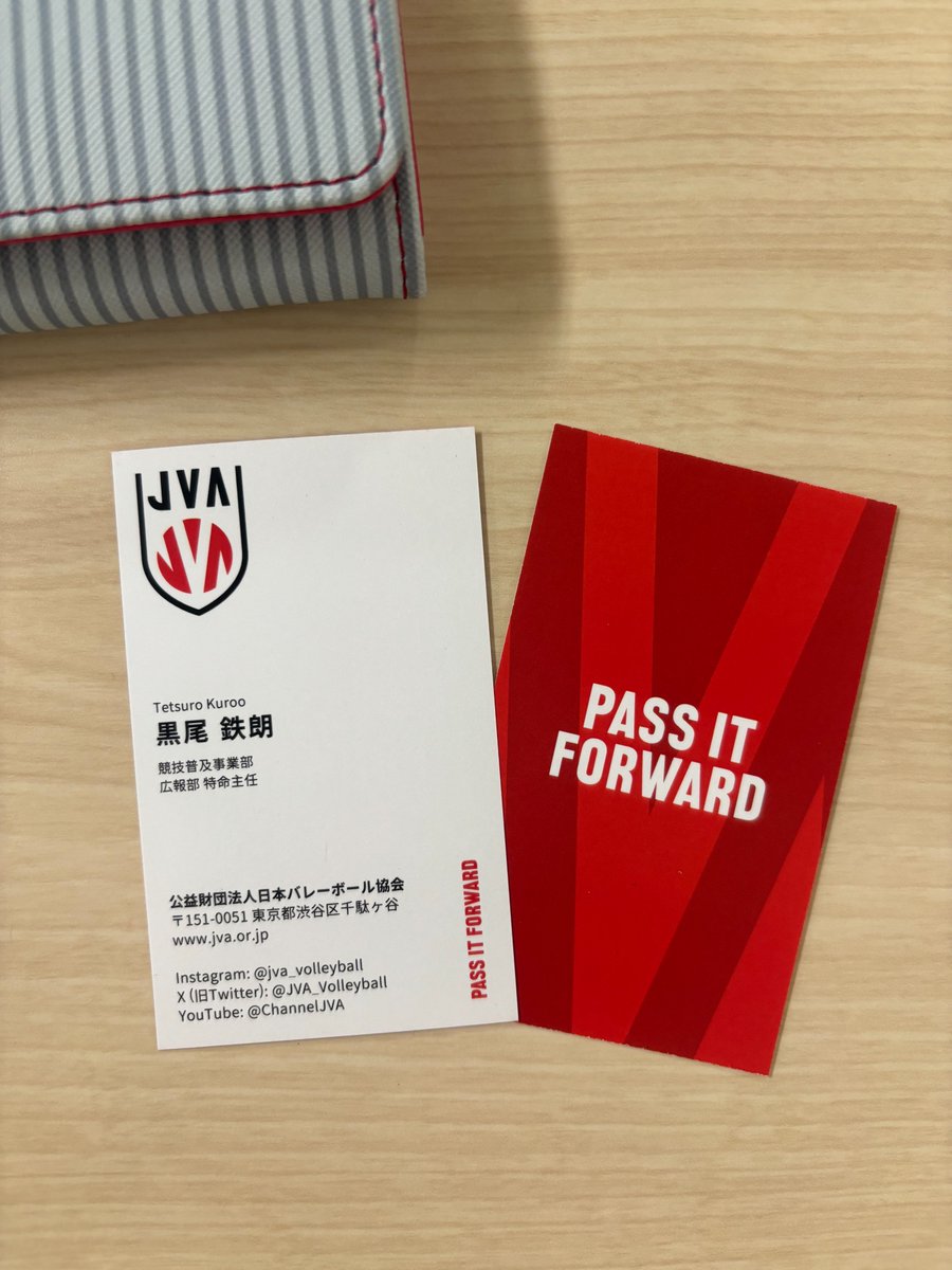 日本バレーボール協会（JVA）の新しいブランディングが発表されました！ 名刺のロゴも新しくなりました。 ブランディングの企画を #黒尾鉄朗 特命主任が進めます。 引き続きご注目ください！ #volleyball #バレーボール #ハイキュー ＃特命主任 #haikyu
