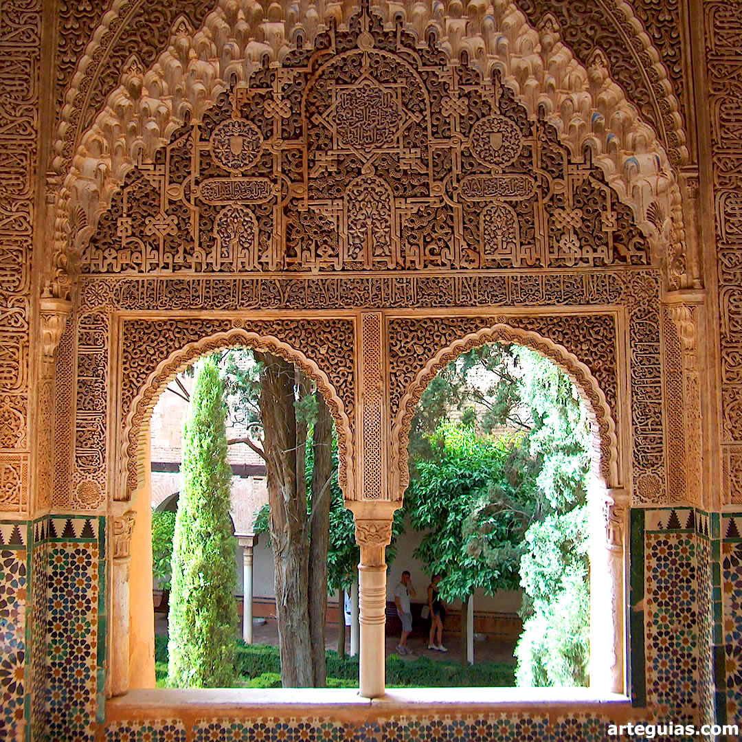 Dentro del Palacio de los Leones de la #Alhambra de #Granada se encuentra el mirador de Lindaraja, cuarto de la favorita del sultán. Sus ventanales pasan por ser de los más bellos de todo el conjunto nazarí arteguias.com/nazari.htm #arte #andalucia #FelizLunes #alandalus #viajes