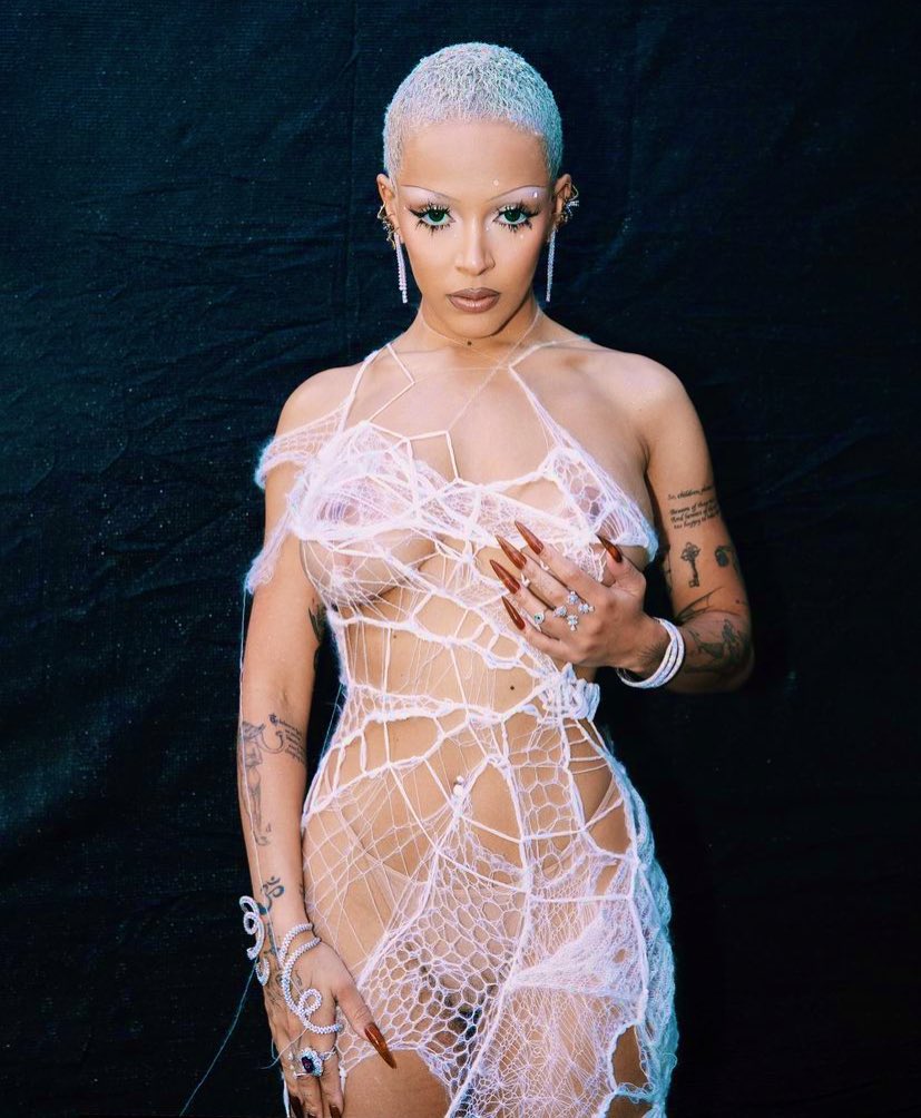 bigcomfyyy's tweet image. Thread of female musicians looking different with no makeup😱🤯

Read to the end✨

10. Doja Cat