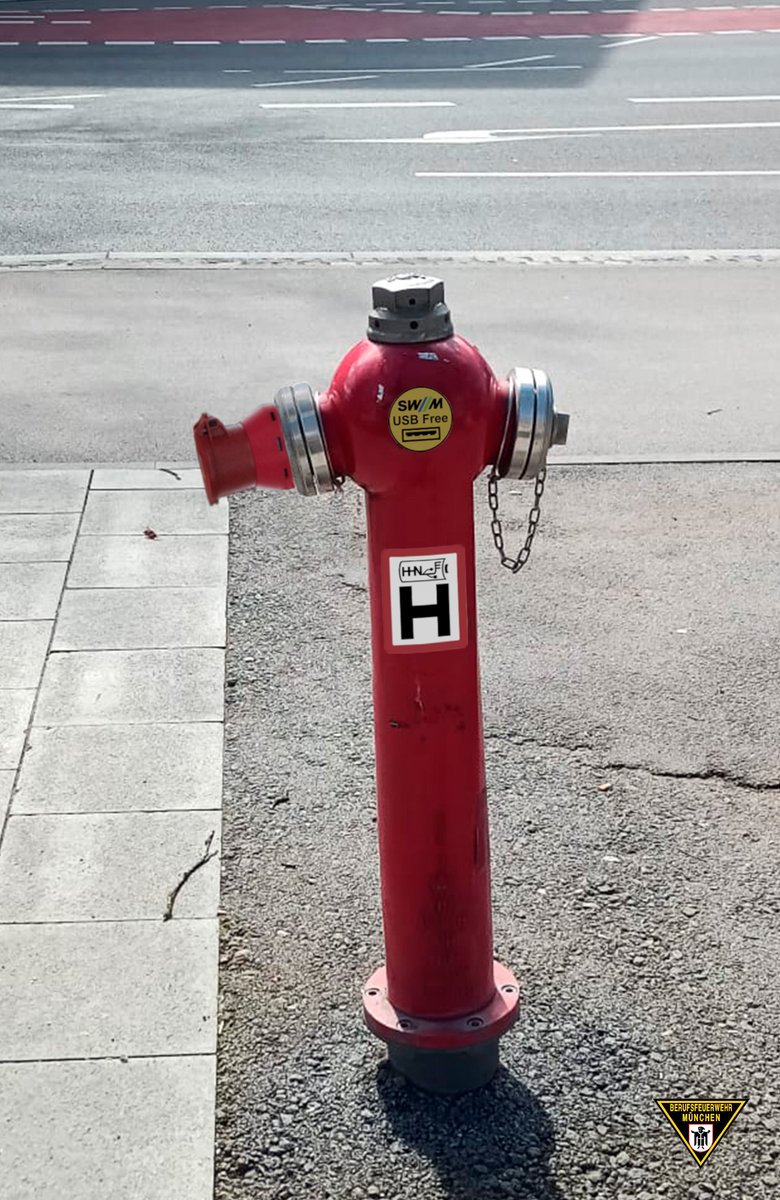 Innovative Zusammenarbeit der @SWM_Muenchen und der Feuerwehr: Ohne Einschränkung für die Löschwasserversorgung können nun an den ersten Hydranten nun auch elektrische Verbraucher der Feuerwehr und der Stadtwerke München lokal emissionsfrei betrieben werden! #WirFürMünchen