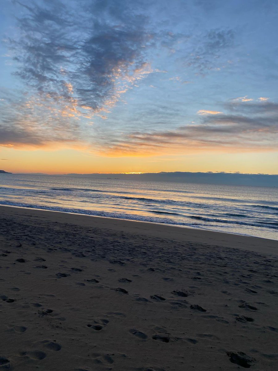 lilypod1803's tweet photo. My most favourite thing 🌄
-
Early beach morning 🫶🏼
-
#foreverthegirlwhogetsexcitedwhentheskyisinprettycolors #sunrisechasing #beachvibes #beachlife #localbeach https://t.co/RiWOahTEOj