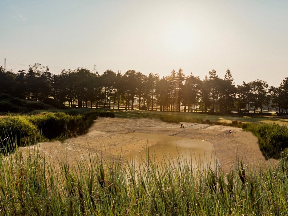 🚨Announcement🚨 Following feedback regarding the difficulty of the 9th hole on the Lee Westwood Colt course, work has now started on draining the lake. Once the lake is completely drained turf will be laid to make a notoriously tricky hole that little bit easier.🏌️ ⛳